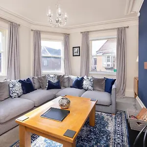 https://patricks-pool-house-4-bedroom-4-bathroom.yorkshirehotels.net