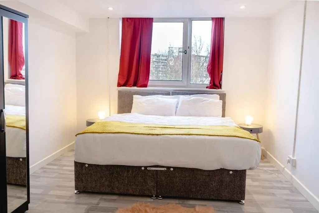 2 Bed With Free Parking Apartment London