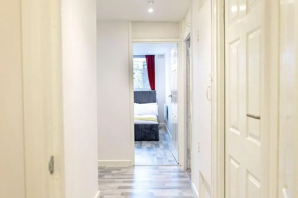 2 Bed With Free Parking Apartment London